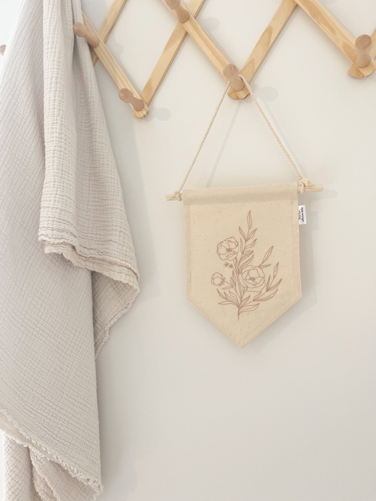 Petite bannière brodée taupe