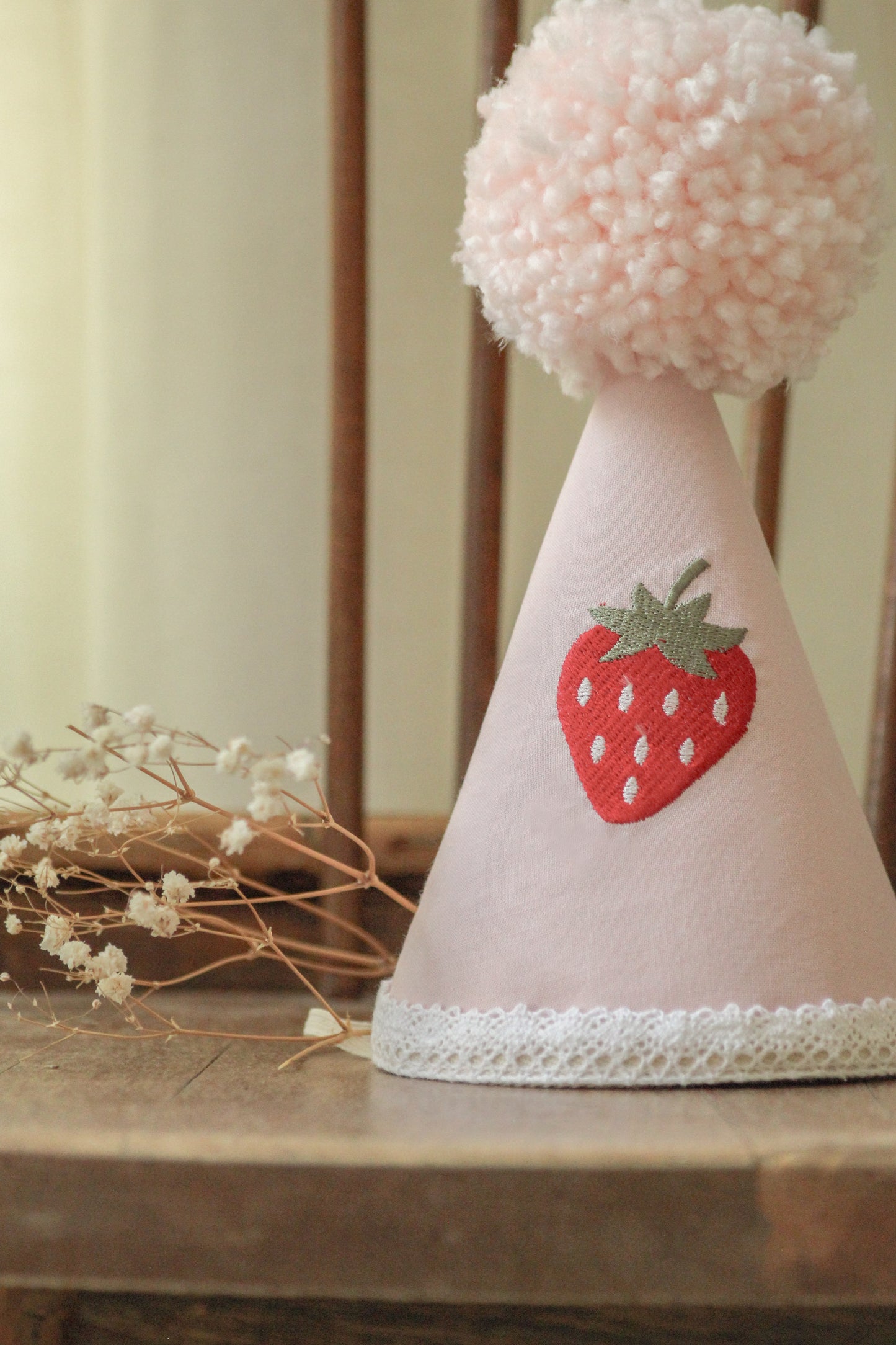 Chapeau de fête thématique fraise
