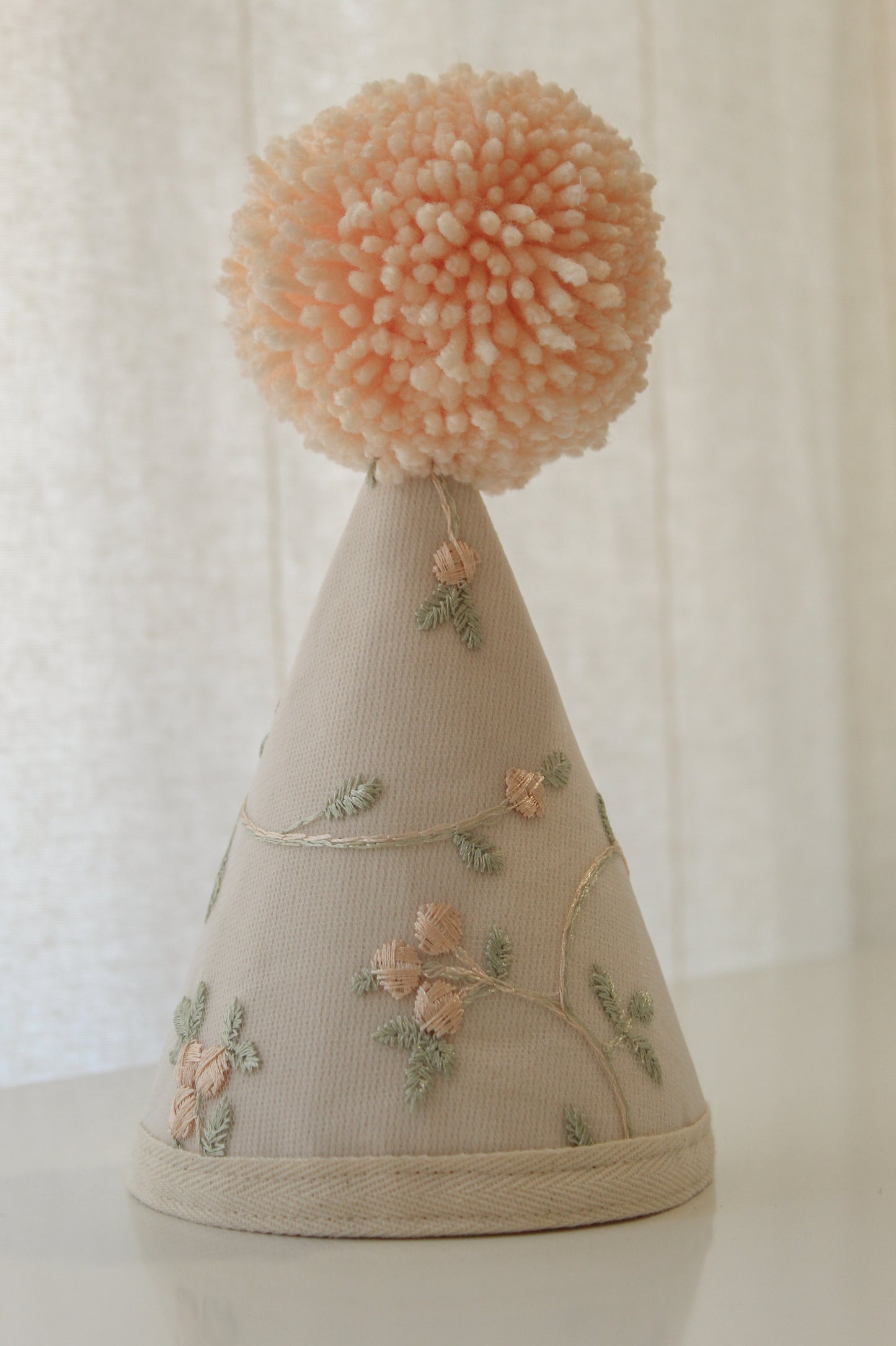 Chapeau brodé de petites pêches