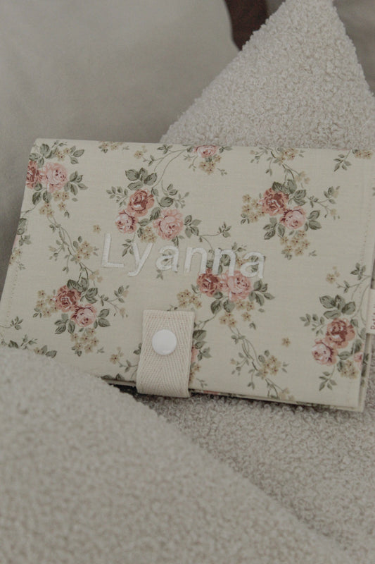 Protège carnet petites roses