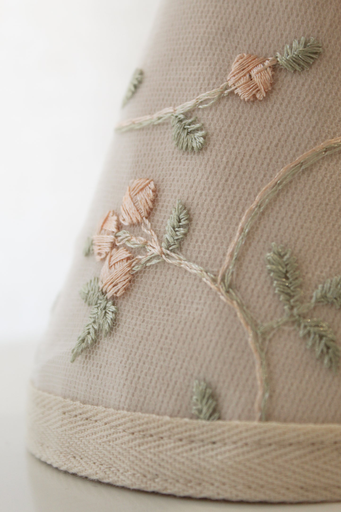 Chapeau brodé de petites pêches