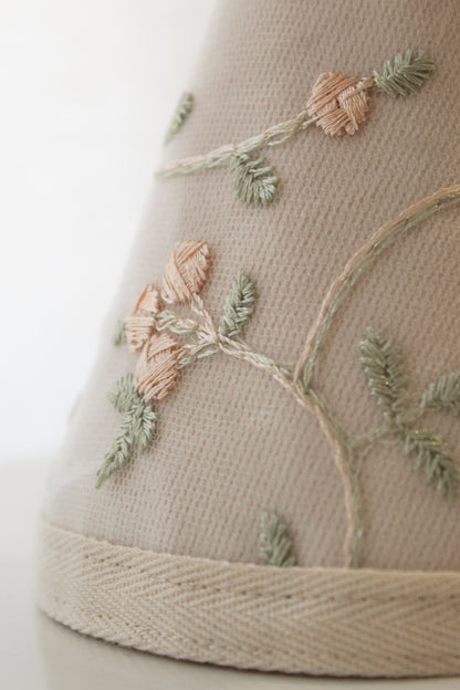 Chapeau brodé de petites pêches