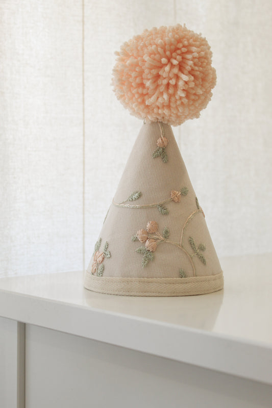 Hat embroidered with small peaches