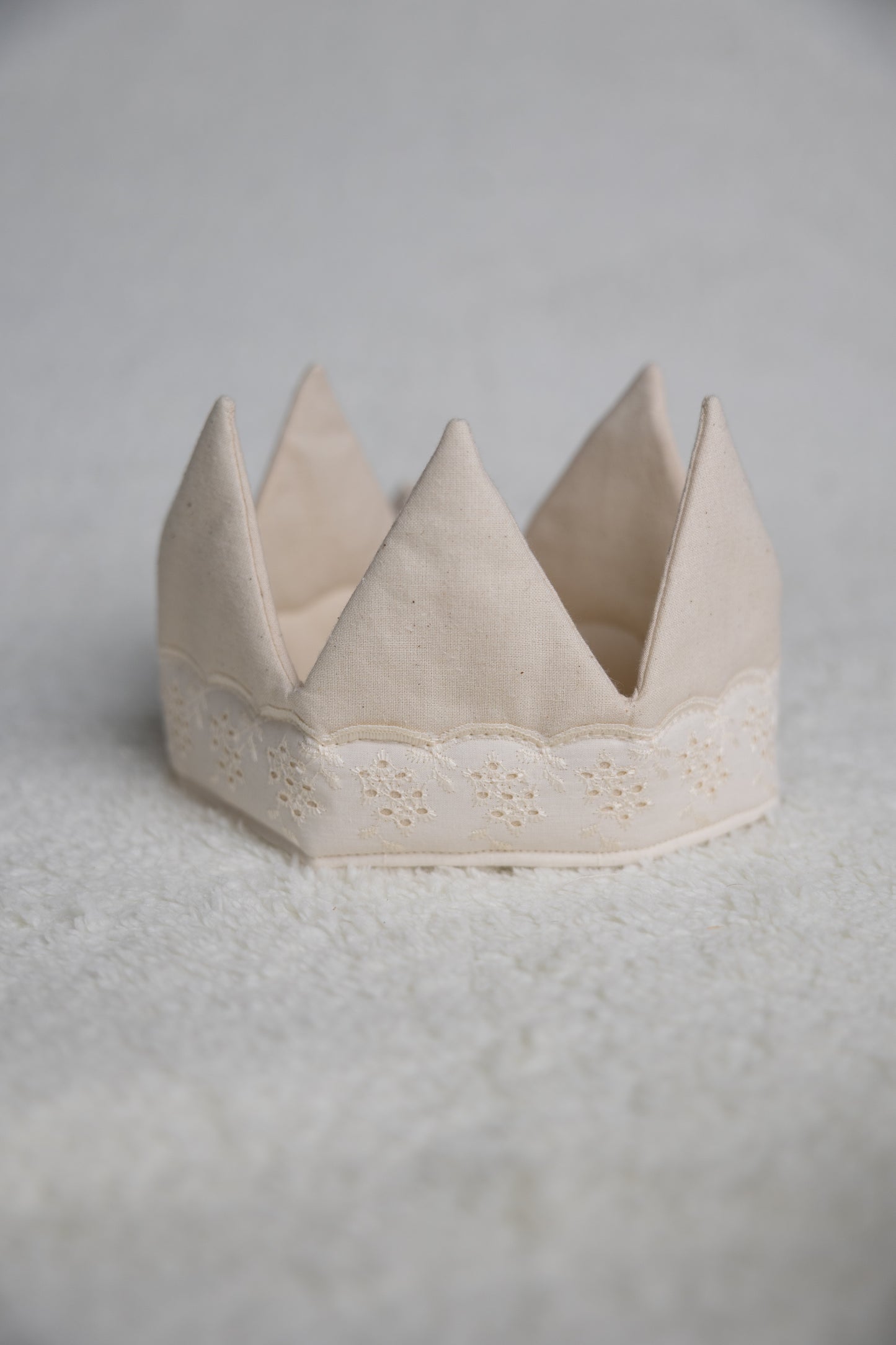 Couronne beige avec dentelle